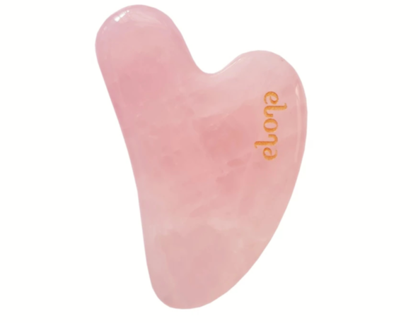 Utamakan memilih gua sha berbentuk heart atau love dengan ujung yang melengkug
