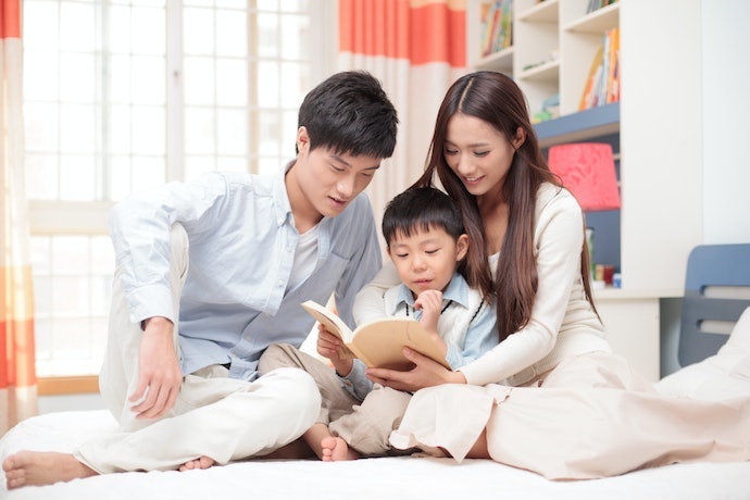 Untuk anak kelas 1–2 SD, pilih buku bertema kehidupan sehari-hari, dongeng, atau fantasi