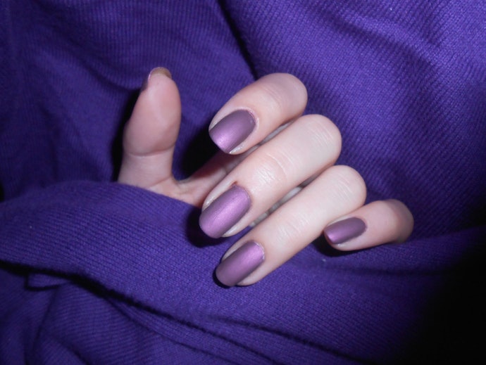 Supaya kuku tampak lebih berdimensi, pertimbangkan kutek matte dengan hasil akhir satin dan velvet