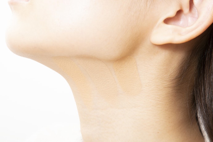 Pilih warna foundation yang sesuai dengan warna kulit leher
