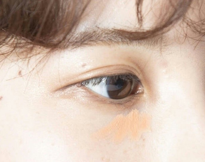 Tambahkan powder foundation atau highlighter untuk menambahkan kecerahan area bawah mata