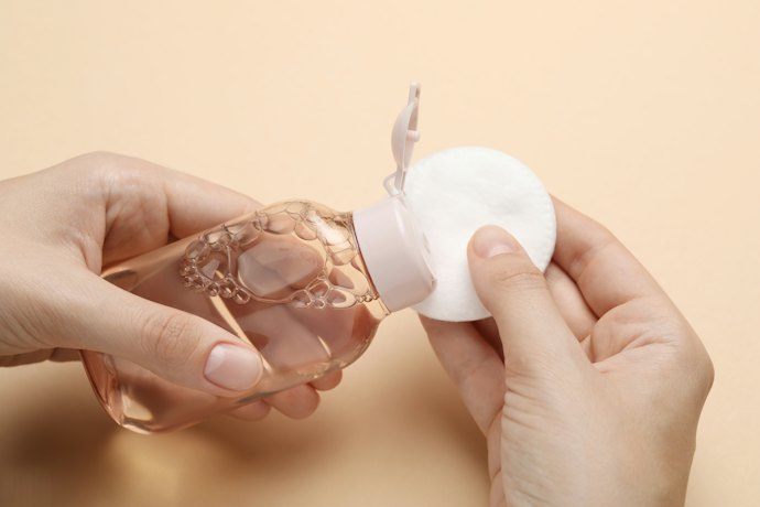 Untuk pemula, pertimbangkan toner yang rendah alkohol