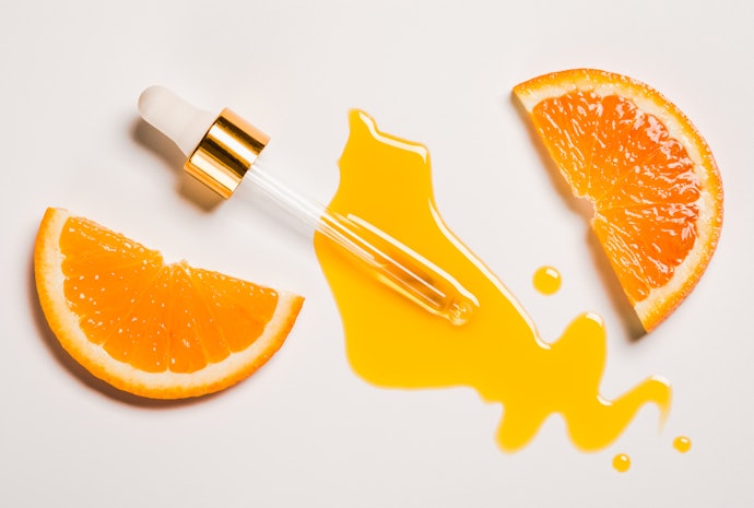 Pertimbangkan essence yang diperkaya bahan antioksidan, seperti vitamin C, flavonoid, dan karotenoid untuk mencegah munculnya tanda-tanda penuaan kulit