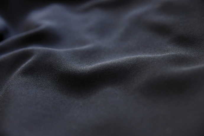Perhatikan bahan yang digunakan: Jetblack, crepe atau ceruti, toyobo dan lainnya