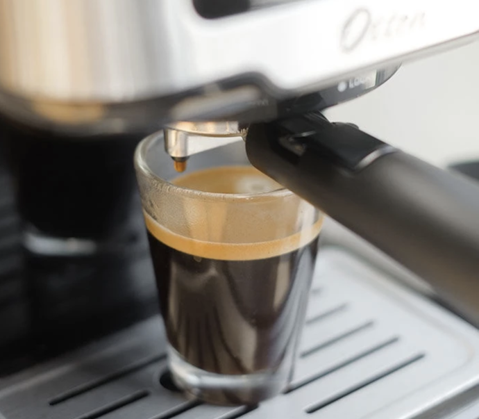 Untuk kualitas rasa optimal, khusus mesin espresso, utamakan yang mampu mencapai tekanan ekstraksi sekitar 9 bar