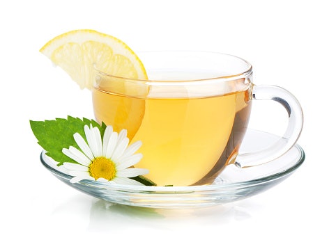 Untuk membantu meredakan pilek, teh chamomile dengan tambahan mint, jahe, atau lemon bisa Anda pilih