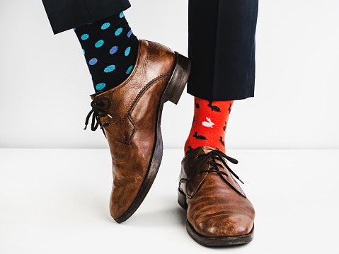 Pilih motif dan warna yang sesuai dengan pakaian dan sepatu