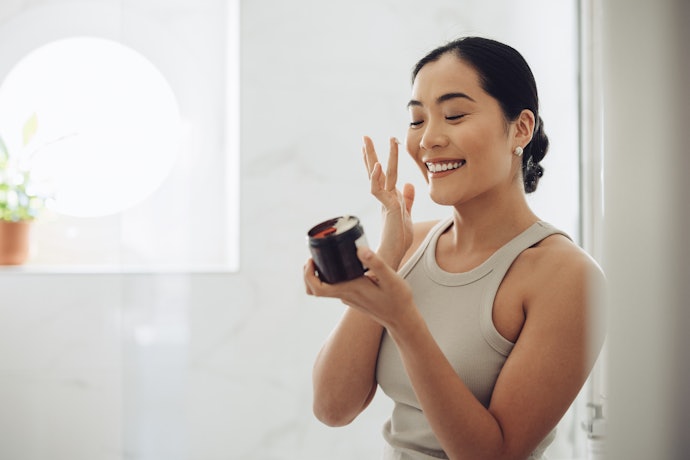Temukan krim malam dengan kandungan alpha arbutin 2-3%