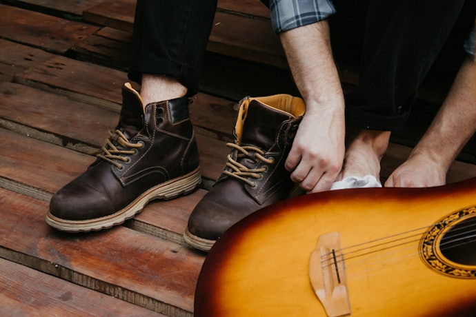 Untuk jalan-jalan dan gaya kasual stylish, pilih desert boots atau chukka boots suede yang model moc toe atau high cut
