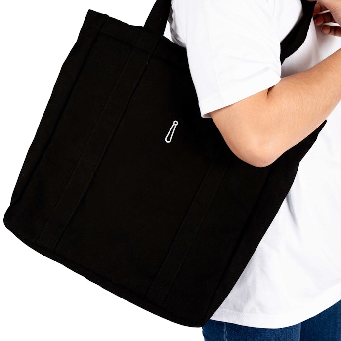 Untuk gaya kasual harian, cari tote bag kanvas yang aesthetic dan kekinian