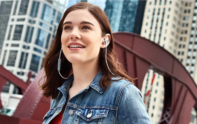 Anda hobi mendengarkan musik? Pertimbangkan earphone JBL Tune atau JBL Wave dengan suara bas yang mantap