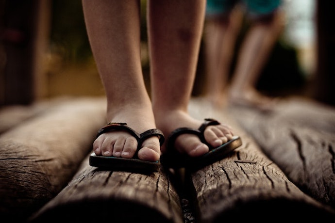 Untuk anak TK atau SD, pilih model flip-flop atau slip on berbahan EVA