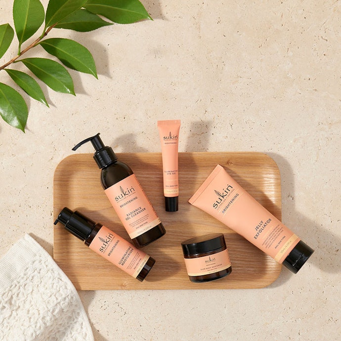 Gunakan skincare dengan kandungan Kakadu Plum yang kaya vitamin C untuk mencerahkan kulit kusam