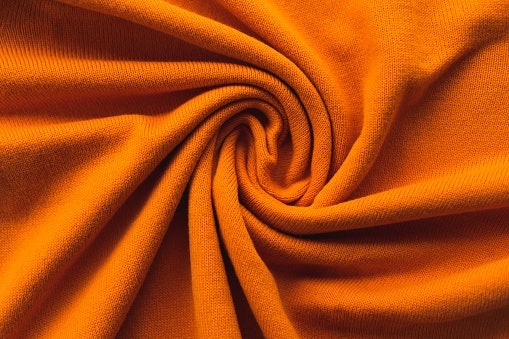 Perhatikan bahan yang digunakan: Katun, poliester, jersei, atau rajut