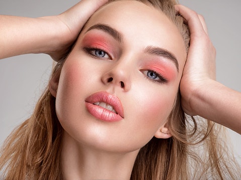 Pertimbangkan produk blush on multifungsi agar lebih hemat budget