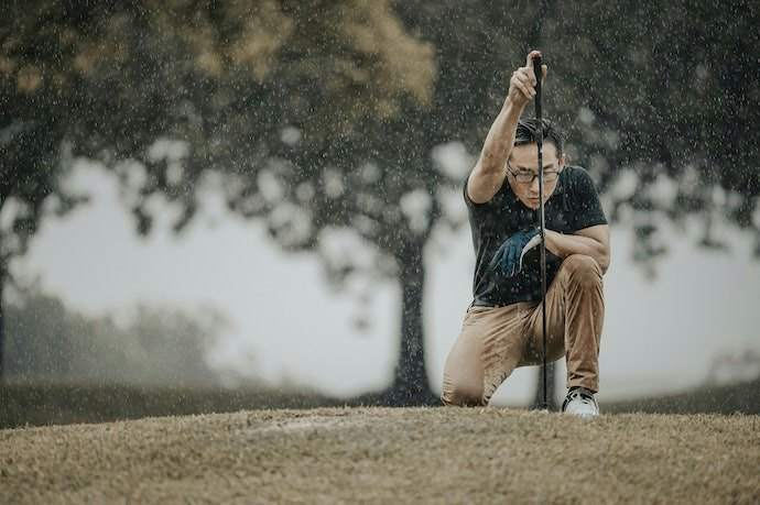 Bila area Anda sering hujan, utamakan sepatu golf yang waterproof