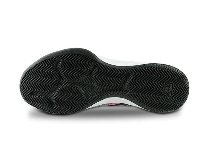 Pilih sepatu dengan pola grip herringbone atau heksagonal yang memiliki traksi kuat