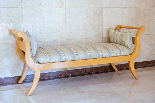 Agar makin nyaman, pilih yang ada bantalan dan armrest-nya
