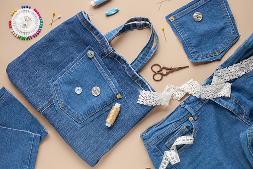 Ingin lebih modis? Cari tas jeans wanita unik dengan aksen bling bling, motif, hingga patch kekinian