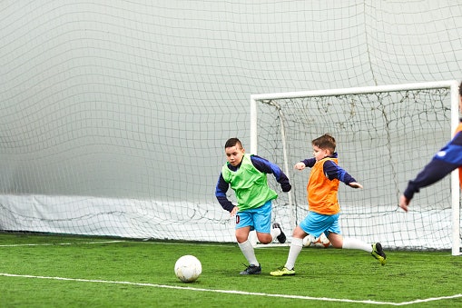 Untuk anak-anak, pilih gawang futsal mini berukuran 2 m x 1 m dari PVC yang aman untuk anak-anak