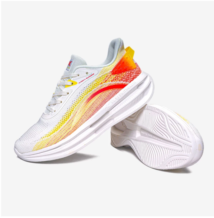 Utamakan sepatu dengan cushioning foam yang empuk atau dibekali fitur rebound