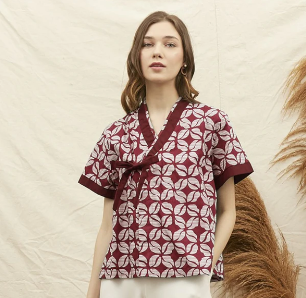 Ingin tampil modis? Cari blouse batik kekinian dengan model asimetris, wrap, dan model unik lainnya