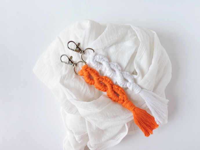 Bila Anda mau gantungan kunci aesthetic dan unik untuk souvenir pernikahan, cari gantungan kunci macrame