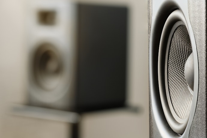 Pilih speaker dengan rentang frekuensi yang luas untuk mendapatkan frekuensi suara rendah hingga tinggi, seperti 20 Hz-20 kHz