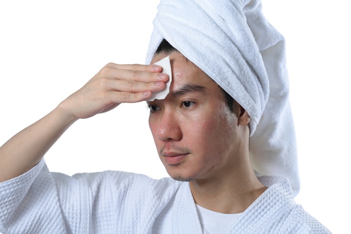 Pilih micellar water dengan tambahan allantoin atau Aloe vera jika kulit Anda sensitif