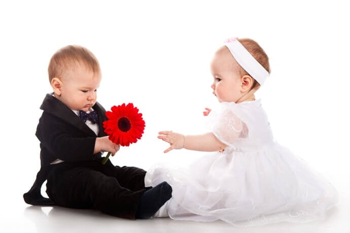 Pilih baju bayi yang berukuran pas atau sedikit lebih besar
