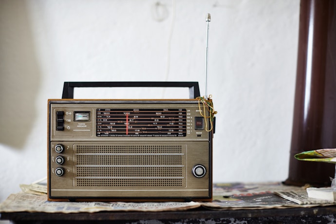 Ingin bernostalgia? Pertimbangkan radio portable dengan desain vintage