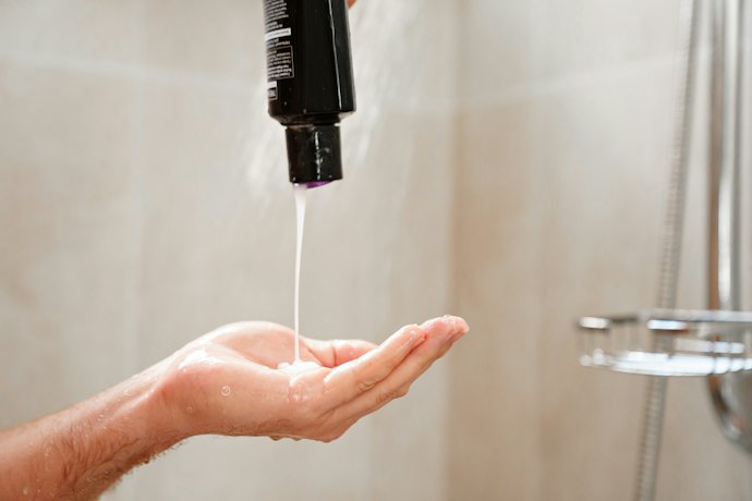 Untuk kulit kepala sensitif yang berminyak dan berketombe, Anda bisa memilih shampoo antiketombe