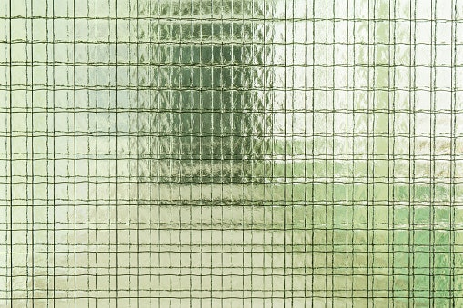 Pertimbangkan jendela obscure glass atau jendela buram untuk kamar mandi