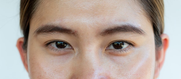 Untuk kulit berminyak, utamakan setting powder dengan bentuk tabur