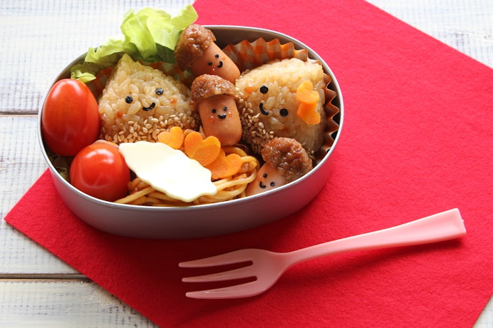 Jika ingin membuat onigiri, gunakan cetakan nasi bento segitiga