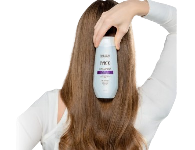 Pilih shampoo yang mengandung pelembap demi menjaga kesehatan rambut setelah diwarnai