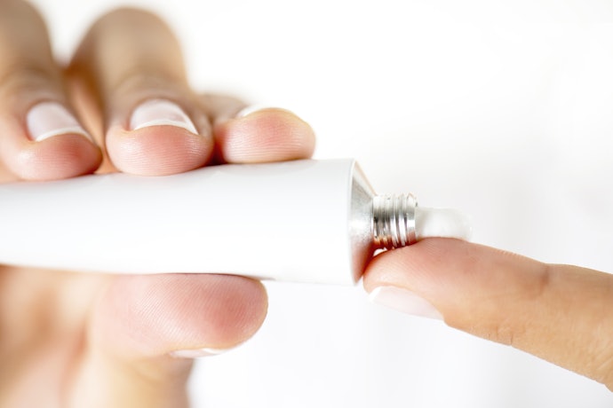 Jika panu masih dalam bentuk bercak kecil seperti noda, Anda bisa menggunakan salep dengan kombinasi kandungan sulfur dan undecylenic acid atau salicylic acid dan sulfur praecipitatum