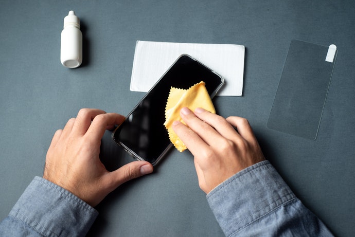 Langkah ketiga: Singkirkan debu dan gelembung dengan selotip