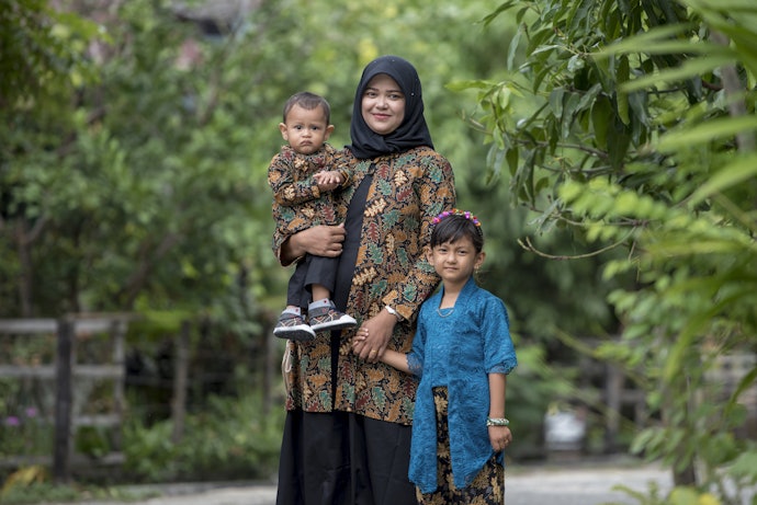 Untuk wanita berhijab, pertimbangkan atasan batik model tunik asimetris agar sopan dan syar’i, tetapi tetap stylish