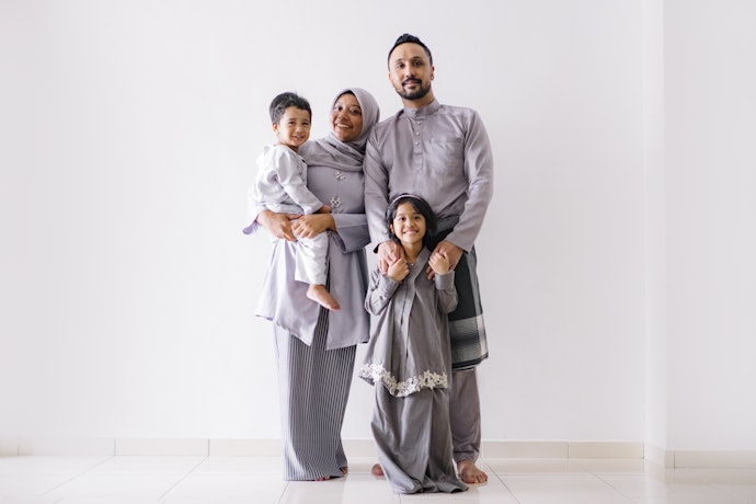 Gunakan satu set baju senada untuk tampil kompak bersama keluarga