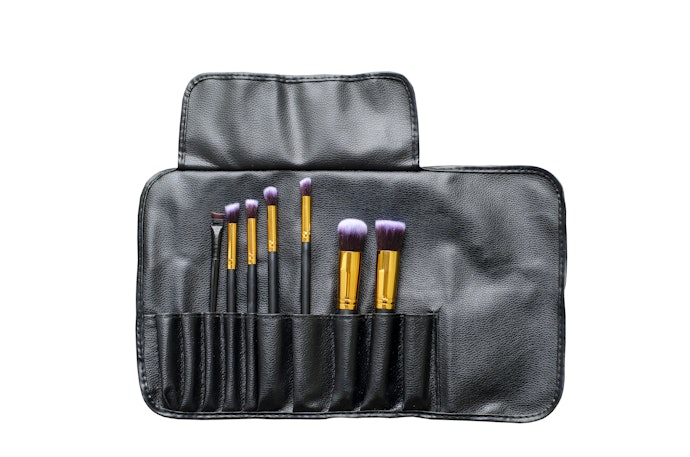 Jika Anda gemar travelling, pertimbangkan kuas makeup mini dalam set