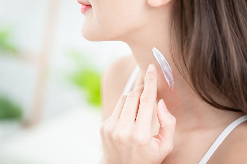 Bila leher hitam terjadi akibat penumpukan keringat dan sel-sel kulit mati, cari skincare yang mengandung bahan eksfolian ringan, misalnya AHA atau PHA