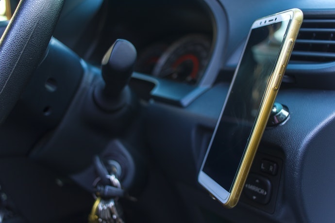 Jika Anda sering keluar masuk mobil, pilih dudukan magnet dan auto hold yang otomatis