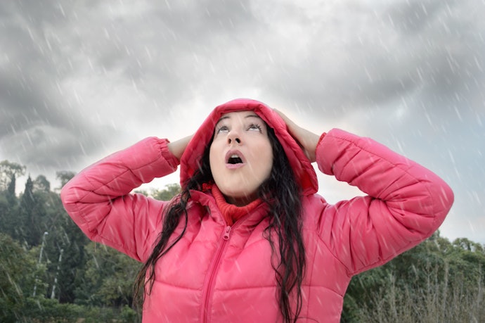 Supaya aktivitas tidak terganggu saat gerimis, pilihlah jaket windbreaker waterproof