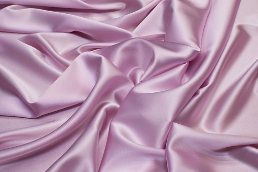 Utamakan bahan baju tidur kimono yang adem, halus, dan nyaman untuk dipakai, seperti katun, rayon, satin, dan TENCEL