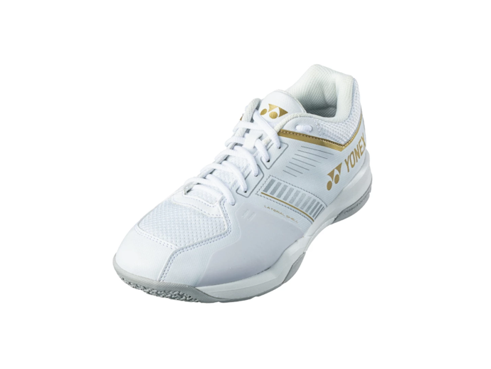 Untuk pemilik kaki lebar, pilih sepatu badminton Yonex dengan spesifikasi wide seperti Strider Flow Wide dan Aerus Z Wide