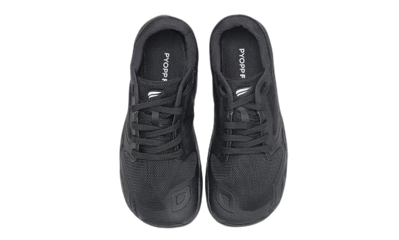 Prioritaskan sepatu dengan toe box lebar, hindari yang ujungnya runcing