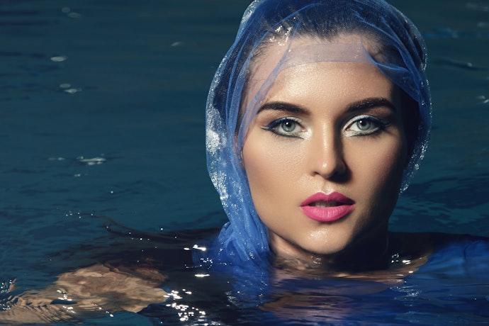 Pertimbangkan eyeliner cokelat waterproof untuk pemakaian yang tahan lama