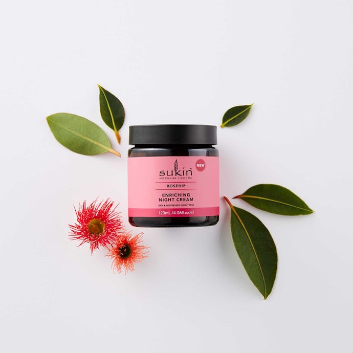 Kembalikan kelembapan kulit kering dengan kandungan supergreens dan rosehip dalam skincare Sukin