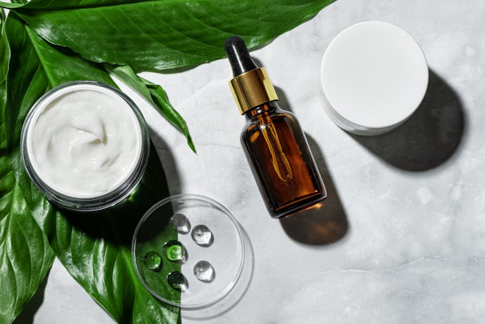 Untuk bantu redakan iritasi di kulit sensitif, cari juga yang mengandung soothing agent